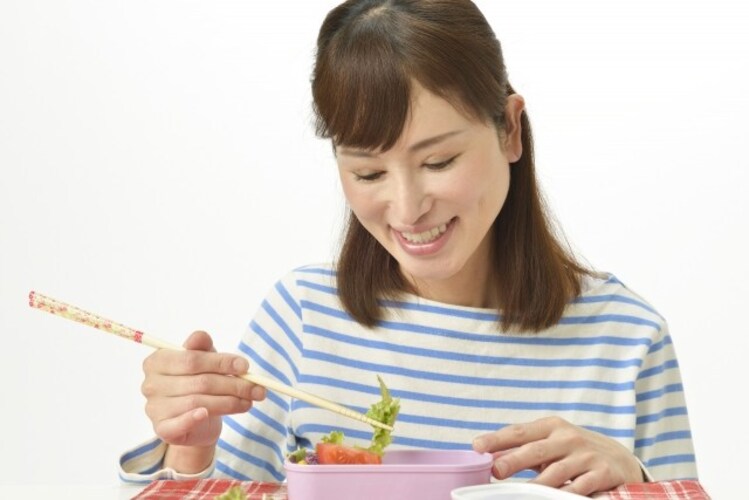 お弁当を詰める主婦