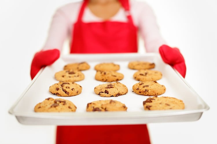 手作りクッキーと女性