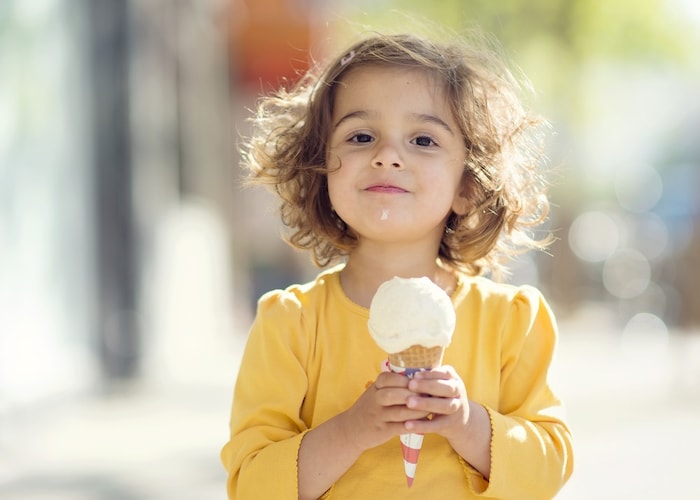 アイスクリームを食べている女の子
