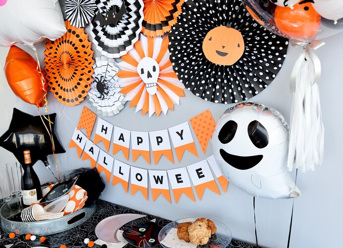 ハロウィンパーティーの飾りつけをした壁