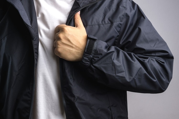 素材|軽量で動きやすい「合成繊維」完全防水が期待できる「ビニール」