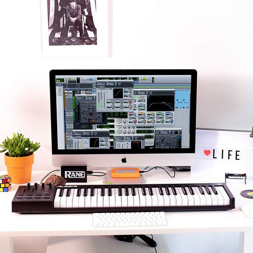▼初心者の方は注意!MIDIキーボードだけではNG