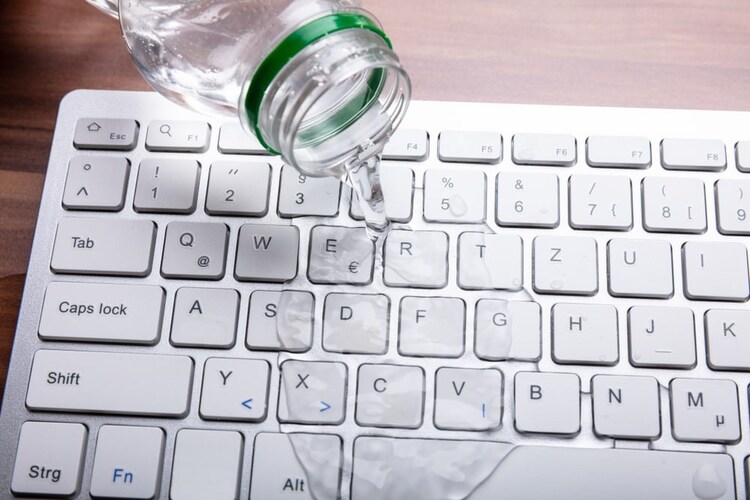 5、防水性|デスク周りに飲み物を置いて使う方は要チェック