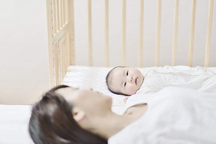 【ベビーベッドの高さ】添い寝タイプなら様子を確認しやすい