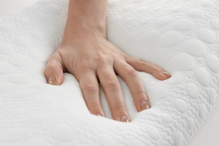素材｜体への負担を分散する「高反発枕」、寝心地の良い「低反発枕」