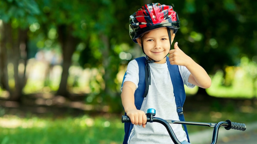 子供が自転車に乗るとき、ヘルメットはいつから必要？