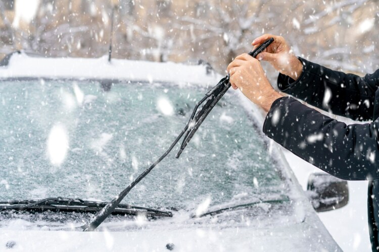 冬の運転には雪用ワイパーや凍りにくいウォッシャー液も用意!