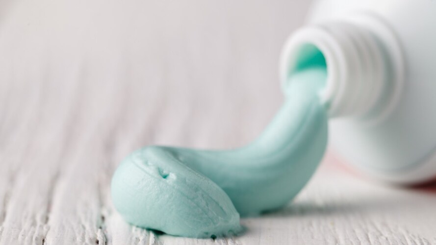 ▼「歯磨き粉」や「唾液」などの代用品を使う