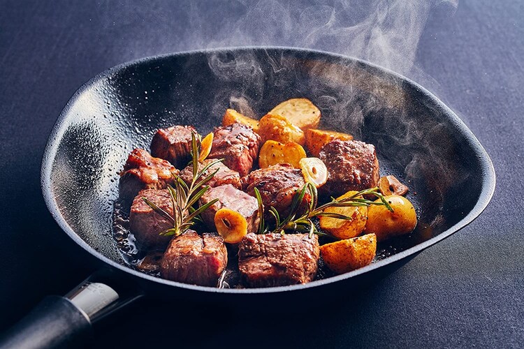 鉄製|強火調理に最適!お手入れすれば長く愛用できる