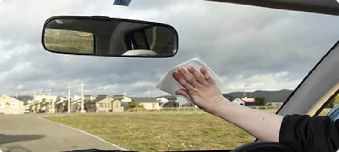 車のフロントガラスはなぜ曇る？