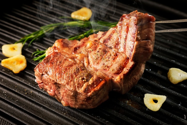 鉄製は加熱ムラが少なく、お肉料理に最適