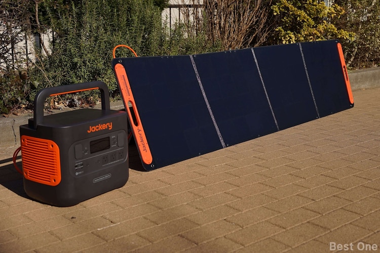 「Jackery Solar Generator 1500 Pro」でソーラー充電している様子