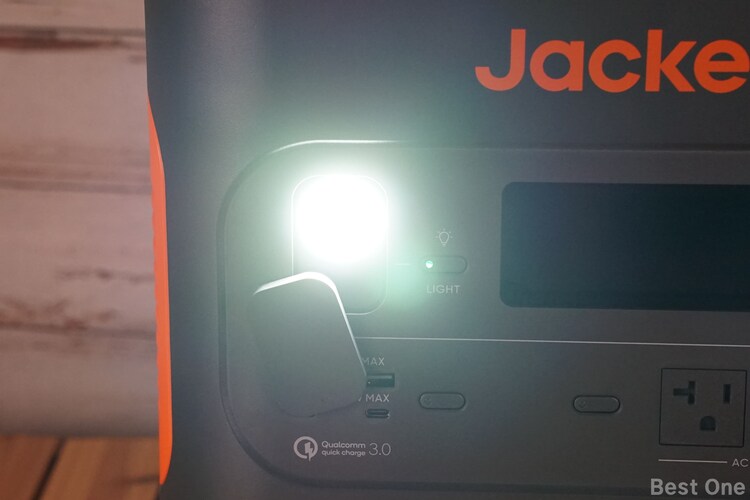 Jackeryポータブル電源 1500 Proの前面LEDライトを点灯させているところ