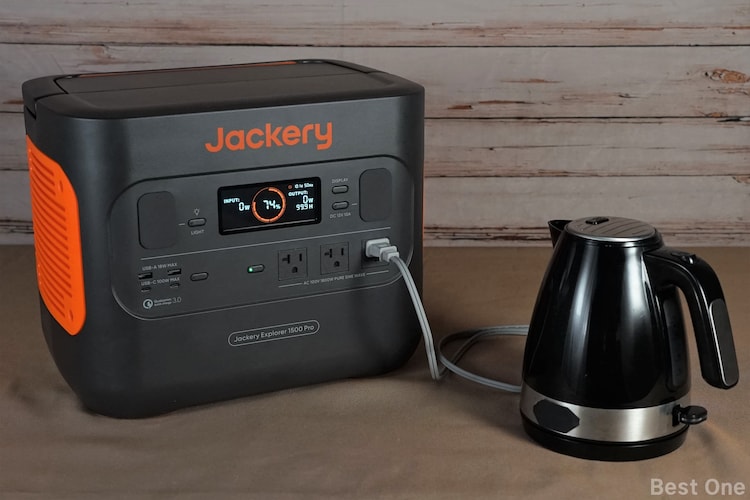 Jackery ポータブル電源 1500 Proに電気ケトルを接続している様子