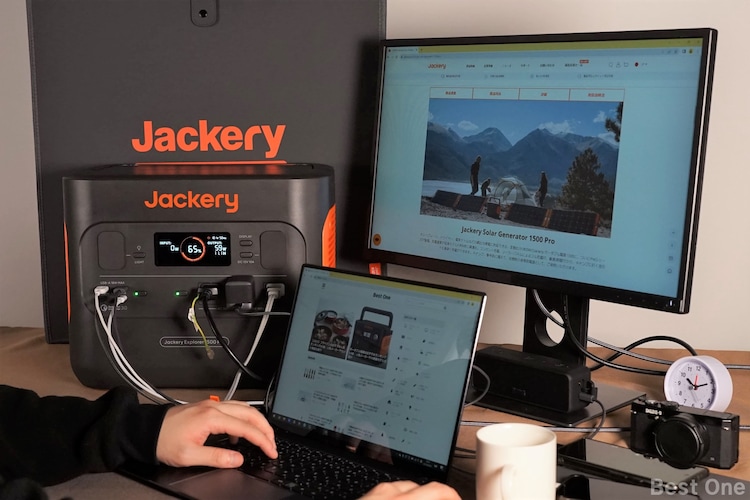 Jackery ポータブル電源 1500 ProにノートPCとモニターを接続している様子
