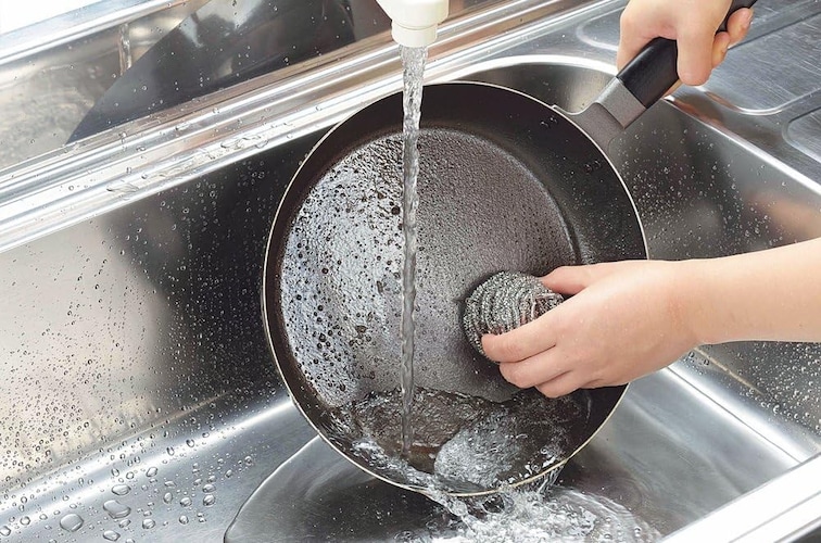 2.鉄のフライパンが熱いうちにお湯で洗う