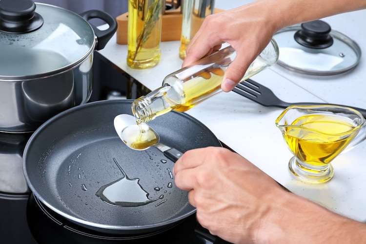 手順3.数回に一度の頻度で食用油を塗る