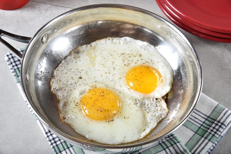 目玉焼きなどの卵料理は高温での予熱と急冷がポイント