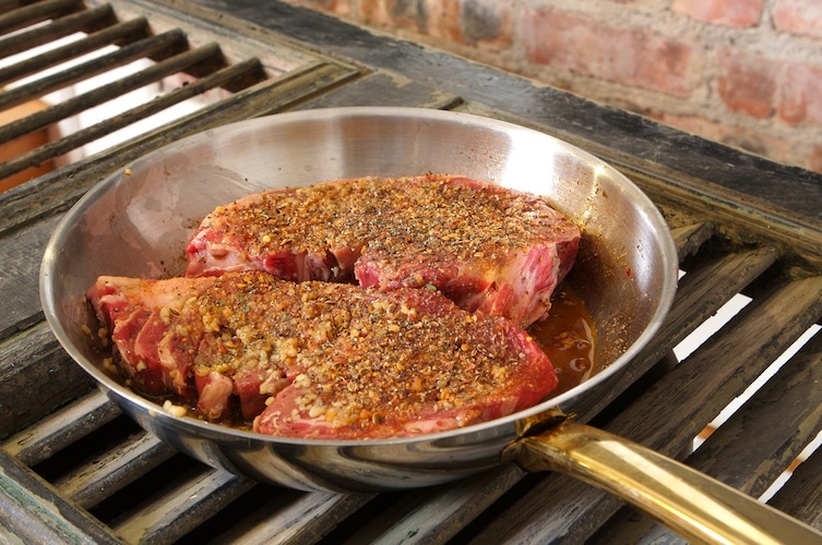 ステーキやハンバーグなどの肉料理は予熱と調理時の弱火がコツ