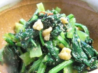 お弁当にも人気の小松菜ゴマ和えレシピ……風味と食感が楽しめる！