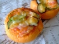 ピザパンレシピ……トマト生地と野菜たっぷり！