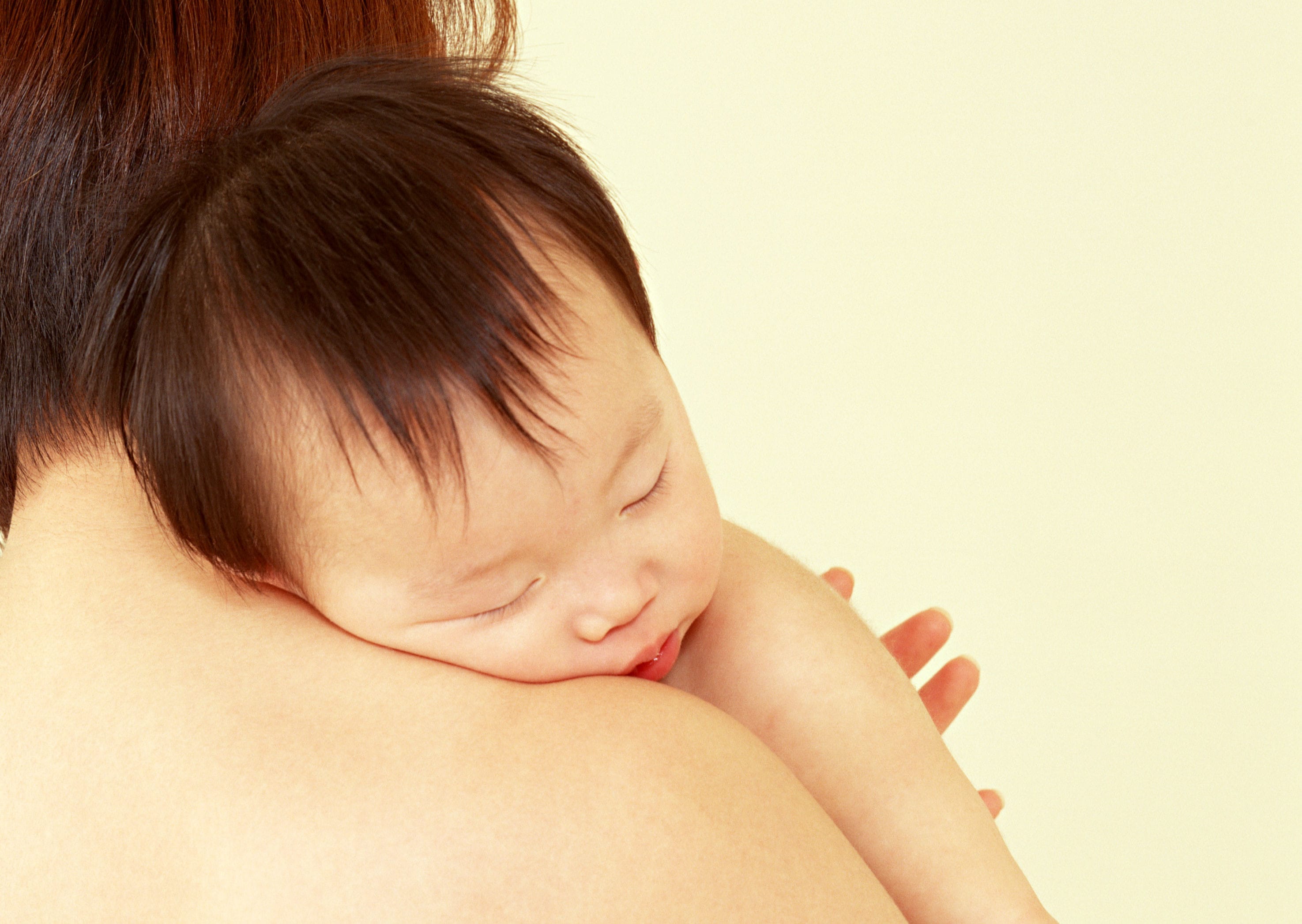 赤ちゃんのゲップの出し方や抱き方コツ！新生児育児 [母乳育児
