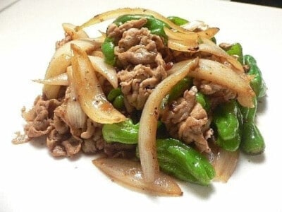 玉ねぎとしし唐と豚肉の沙茶醤炒めレシピ……本格的な中華料理！