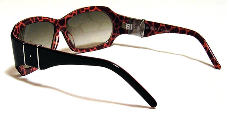 真夏～秋、眩しい光の中、目もとを彩る。GLOBE SPECS サングラスの世界