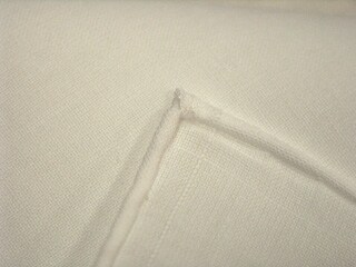 縁はハンドロール仕上げ