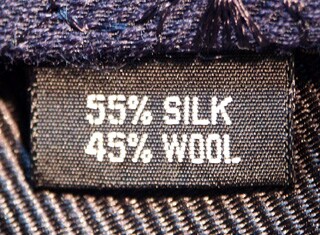 55％のシルクと45％のウール