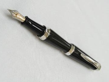 2/2 重厚感と軽量さを両立させた万年筆 [ステーショナリー・文房具