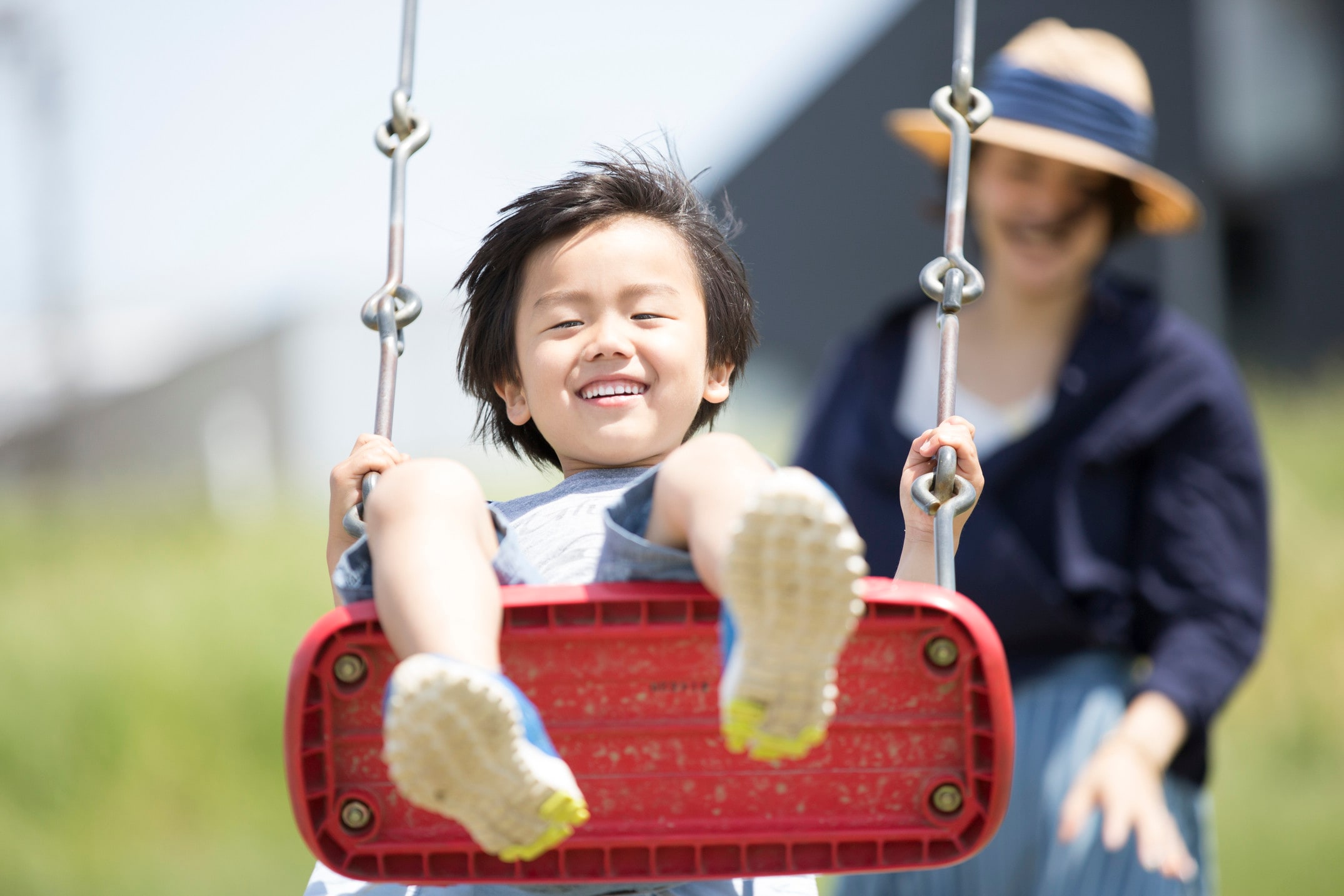 ブランコ遊びの10この効果！子どもの自立心や体を育てる [子育て] All 