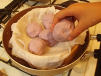 丸めて蒸し器に入れる