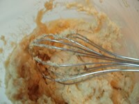 3、少しづつ豆乳を加えて、固さを調節する。