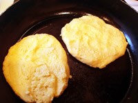 4、手をぬらして、たねを丸くしたあと平らにし、油をひいたテフロンのフライパンで焼く。