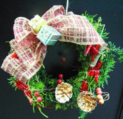 クリスマスカラーの生リースは定番アレンジ