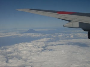 機内から富士山の写真を撮る