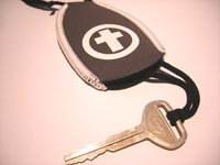 サーフィンする際、カギは身につけて当然