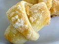 小さいクロワッサンようなジューイッシュクッキー　アプリコットアーモンドクッキー