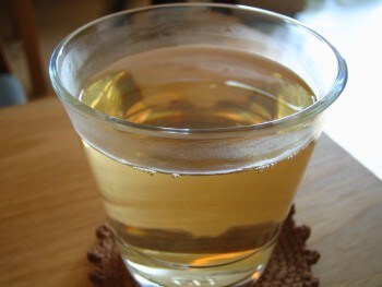 ガラスのカップに入った一杯のおいしいお茶
