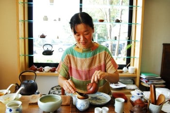 お茶を入れる前田さん