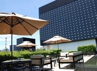 シャネルビルのテラスで過ごす夏の午後