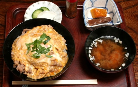 静寂な空間で味わう親子丼【山楽旅館】