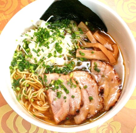 謎の鳥スープラーメン【虎の食卓・岩本町】