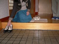 家人はお客様を丁重に扱ってくださいますが、客の立場では家人を敬う態度を忘れずに!脱いだ靴は、家人から遠いほう(下座側、またはシューズボックス側)の端に寄せて