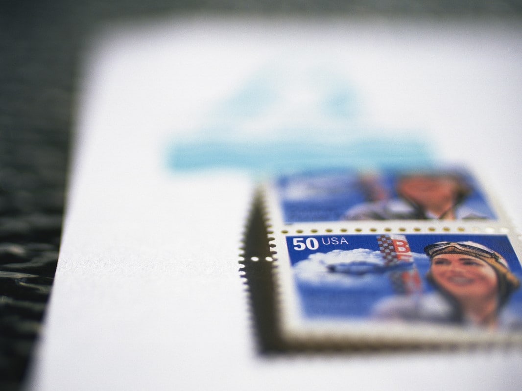 切手の貼り方・位置……封筒やはがきに貼る位置、横長・横書きの場合