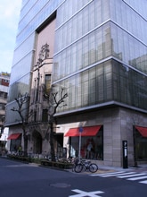 交詢社通りに建つ交詢ビル