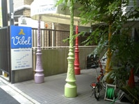 この4色の柱がお店の目印