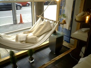 スタッフの手作りハンモック