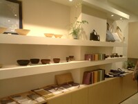  上品で温かみのある店内